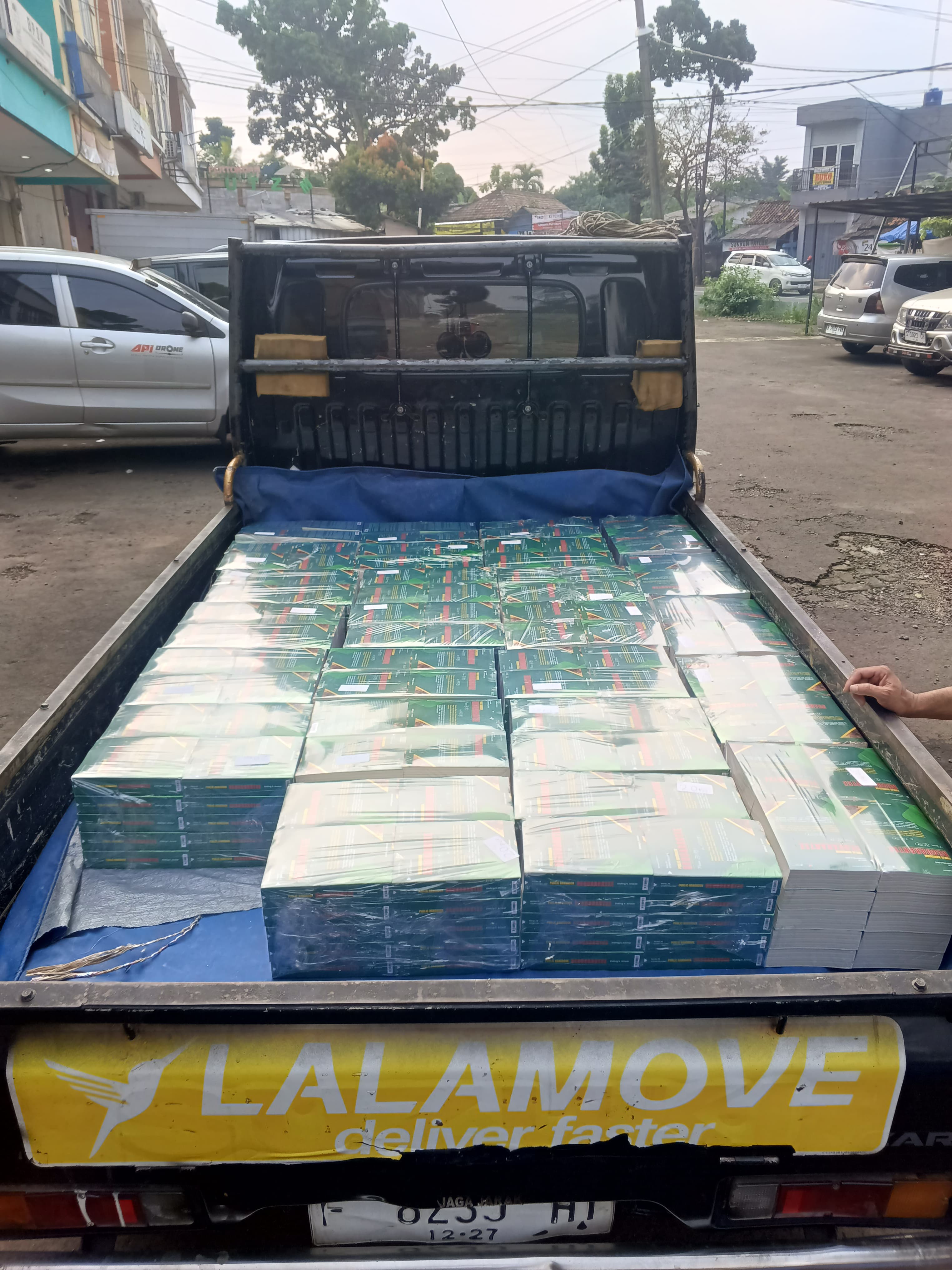Cetak buku pelajaran skala besar, satu truk penuh